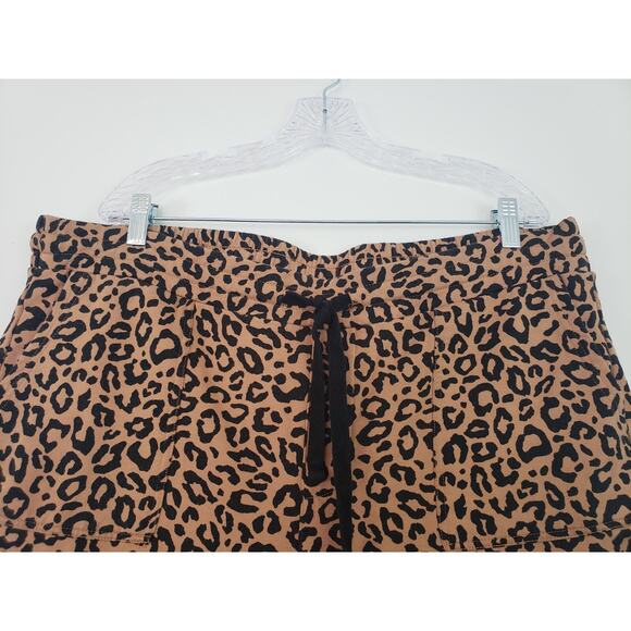 (9) Torrid Women's Pants Size 3 (3X) Fit Jogger Fleece Leopard Crop Mobwife - Picture 2 of 8